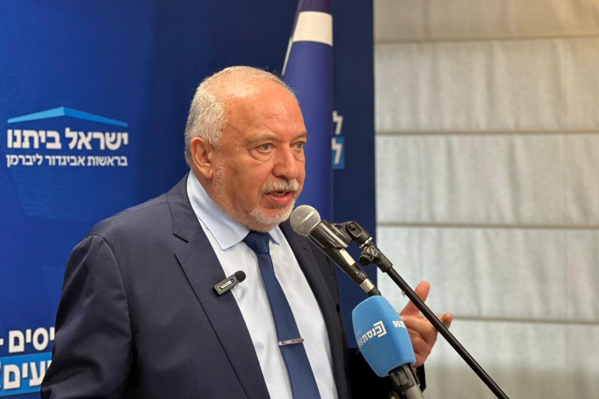 «Это не победа, а позор»: Либерман обвинил правительство в подрыве безопасности и финансировании ХАМАСа